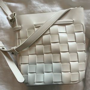White woven bucket bag